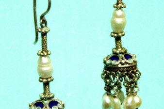 Серьги «Снежок». Нейзильбер, перегородчатая эмаль, жемчуг, 1995 год.